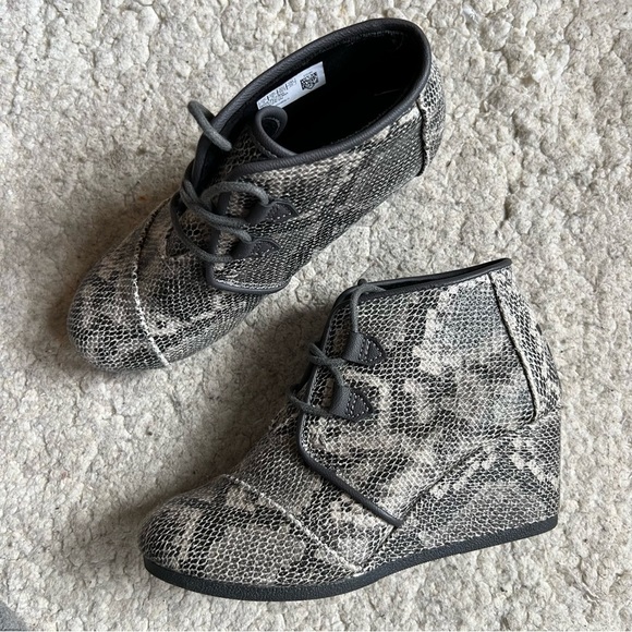 TOMS: Gray Hued Kala Desert Lace Up Faux Snake Skin Wedges Size 8 - Picture 12 of 12